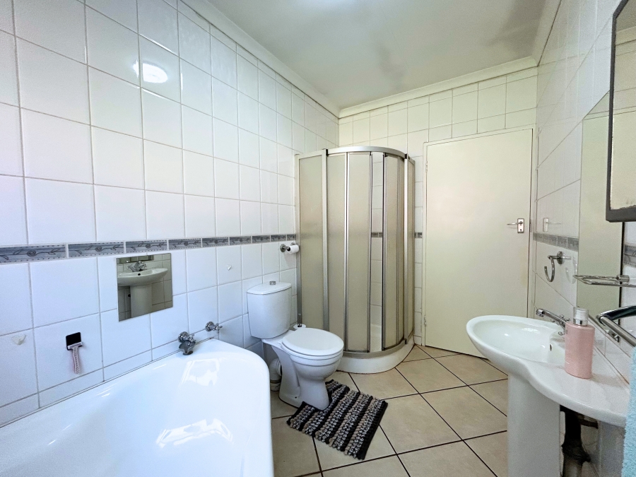 5 Bedroom Property for Sale in Eldoraigne Gauteng