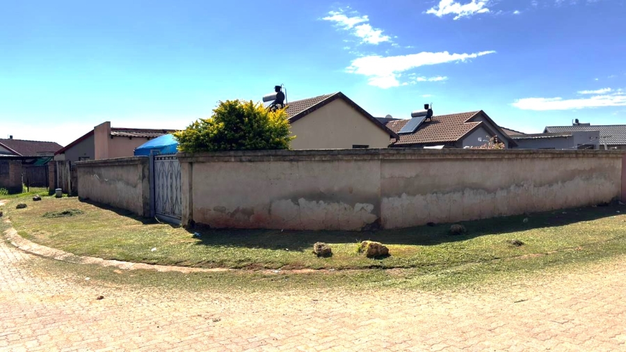 4 Bedroom Property for Sale in Buhle Park Gauteng