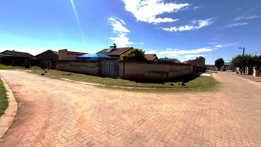 4 Bedroom Property for Sale in Buhle Park Gauteng