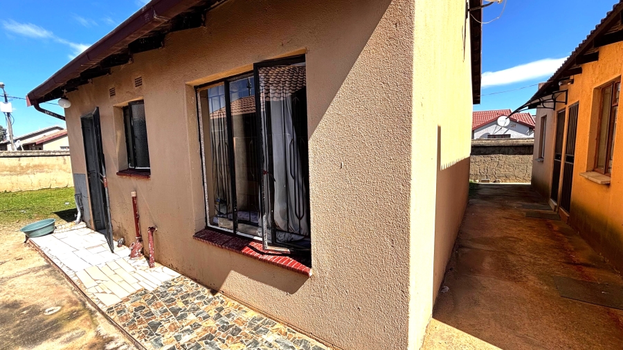 4 Bedroom Property for Sale in Buhle Park Gauteng