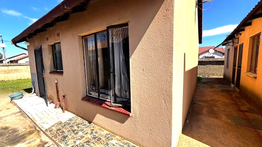 4 Bedroom Property for Sale in Buhle Park Gauteng