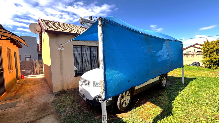 4 Bedroom Property for Sale in Buhle Park Gauteng