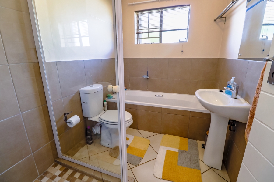2 Bedroom Property for Sale in Monavoni Gauteng