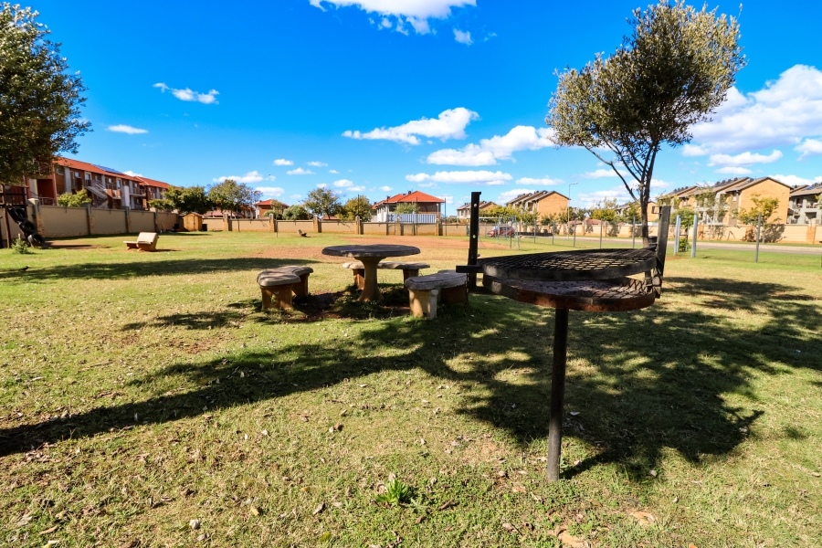 2 Bedroom Property for Sale in Monavoni Gauteng