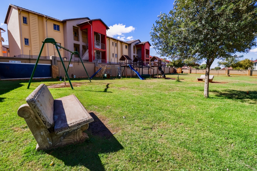 2 Bedroom Property for Sale in Monavoni Gauteng