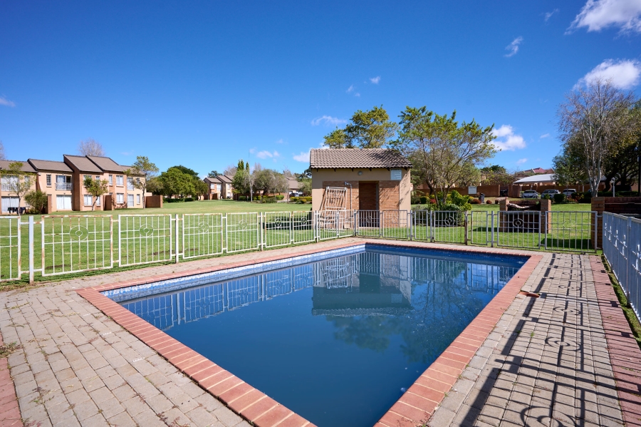 2 Bedroom Property for Sale in Erand Gardens Gauteng