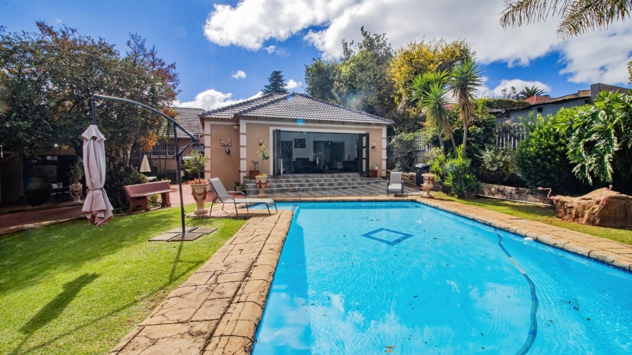 4 Bedroom Property for Sale in Mondeor Gauteng