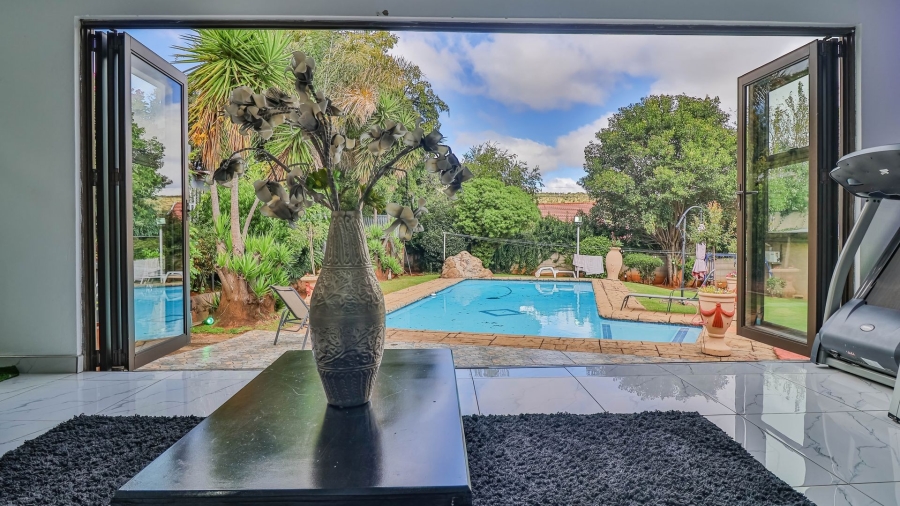 4 Bedroom Property for Sale in Mondeor Gauteng