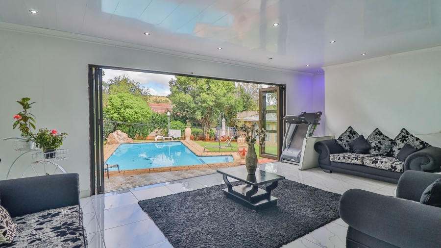 4 Bedroom Property for Sale in Mondeor Gauteng