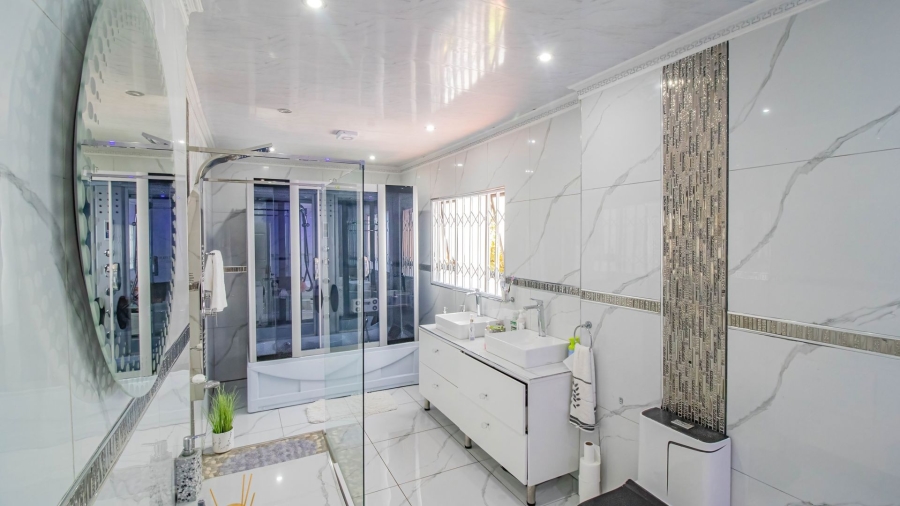 4 Bedroom Property for Sale in Mondeor Gauteng