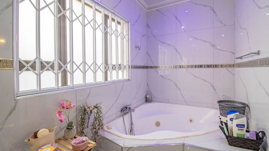 4 Bedroom Property for Sale in Mondeor Gauteng