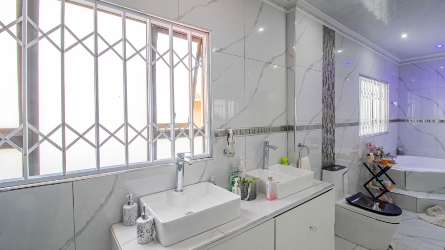 4 Bedroom Property for Sale in Mondeor Gauteng
