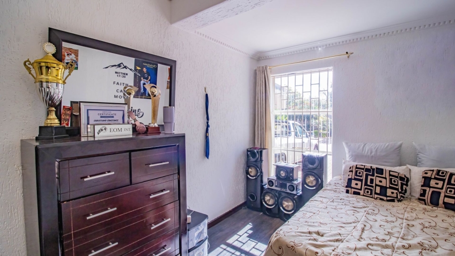 4 Bedroom Property for Sale in Mondeor Gauteng
