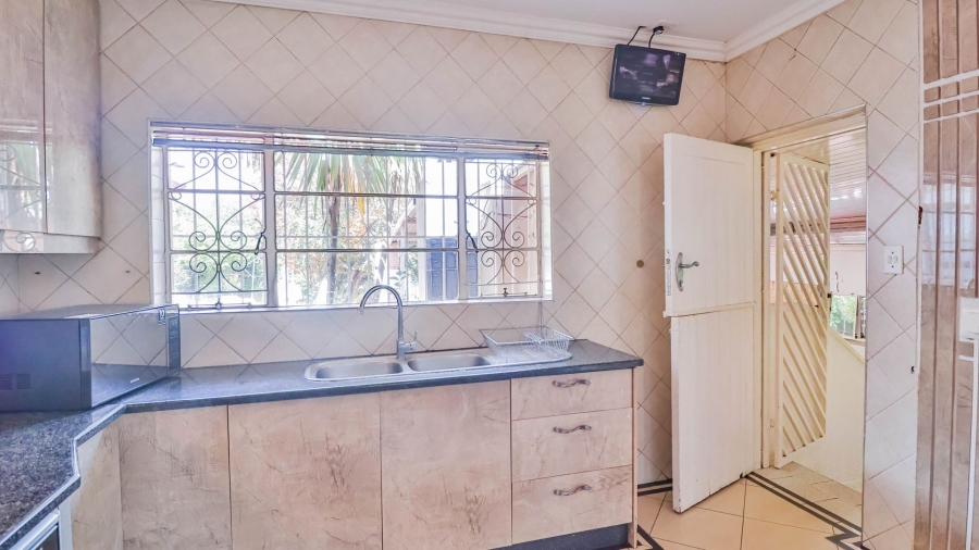 4 Bedroom Property for Sale in Mondeor Gauteng