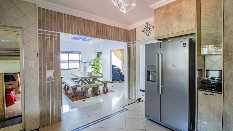 4 Bedroom Property for Sale in Mondeor Gauteng