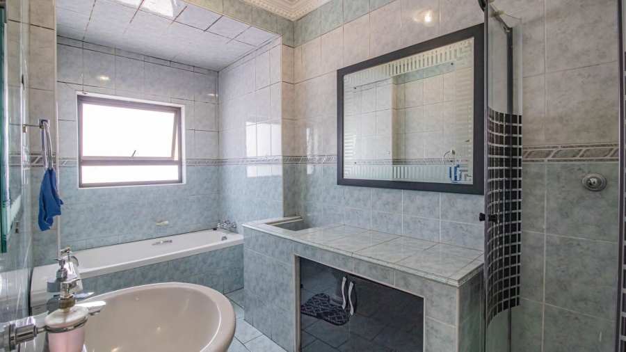 4 Bedroom Property for Sale in Mondeor Gauteng