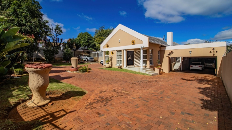 4 Bedroom Property for Sale in Mondeor Gauteng