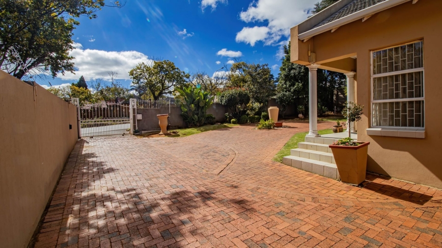 4 Bedroom Property for Sale in Mondeor Gauteng