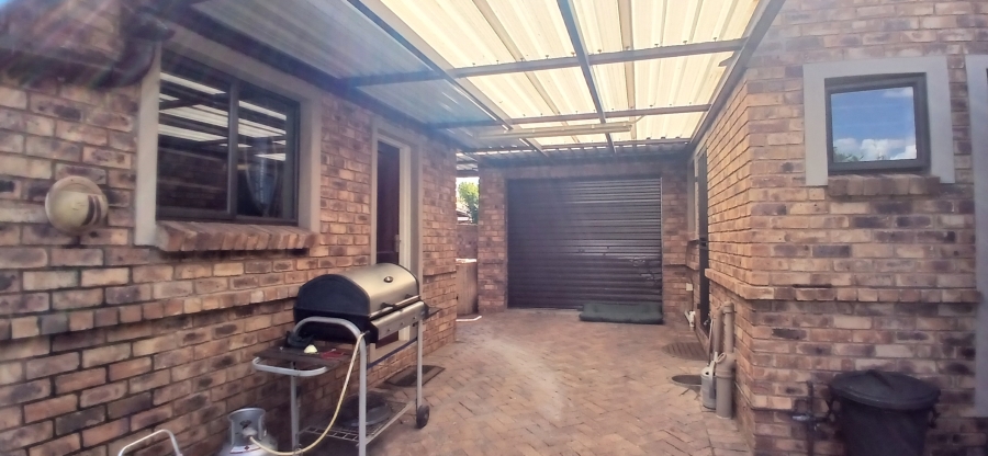 3 Bedroom Property for Sale in Farrarmere Gauteng