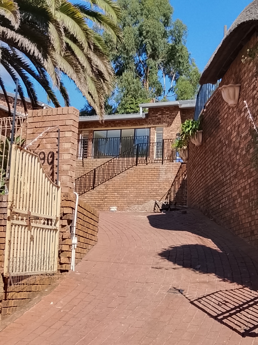 To Let 5 Bedroom Property for Rent in Wilro Park Gauteng