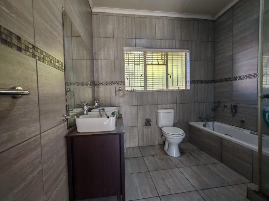 5 Bedroom Property for Sale in Three Rivers East Gauteng
