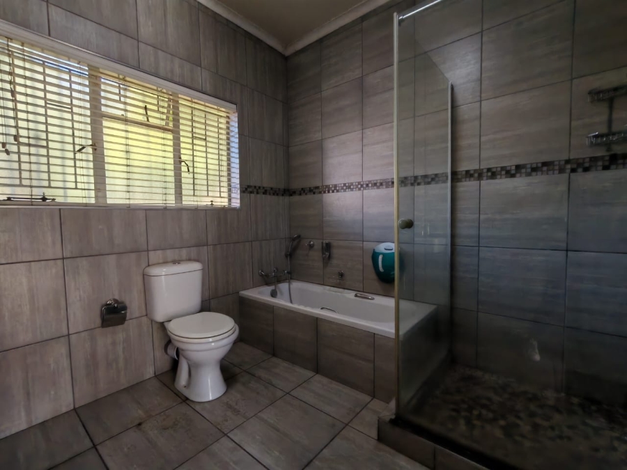 5 Bedroom Property for Sale in Three Rivers East Gauteng