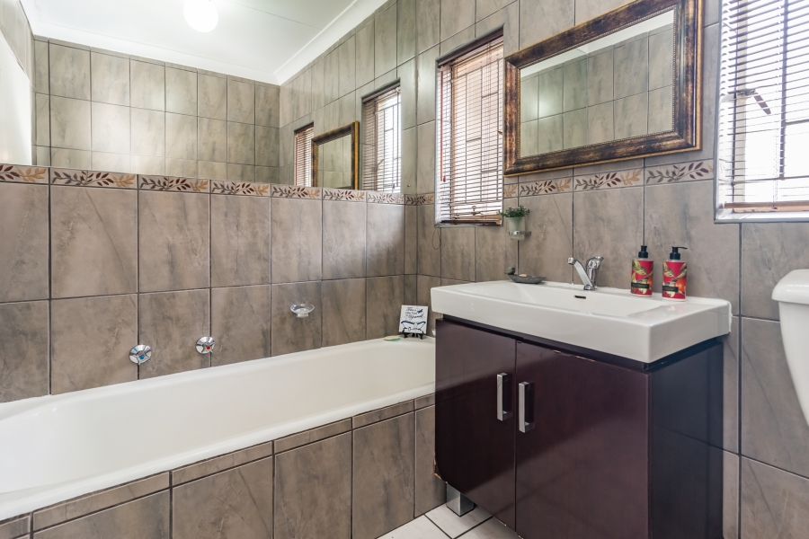 3 Bedroom Property for Sale in Breaunanda Gauteng