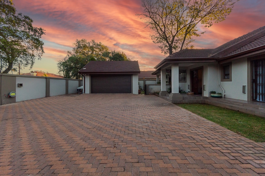 7 Bedroom Property for Sale in Brackenhurst Gauteng