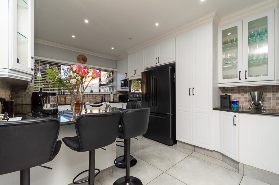7 Bedroom Property for Sale in Brackenhurst Gauteng