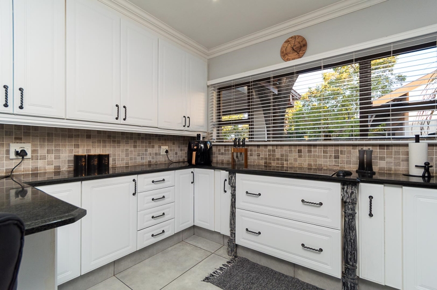 7 Bedroom Property for Sale in Brackenhurst Gauteng