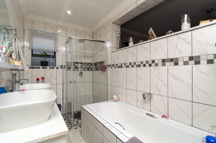 7 Bedroom Property for Sale in Brackenhurst Gauteng