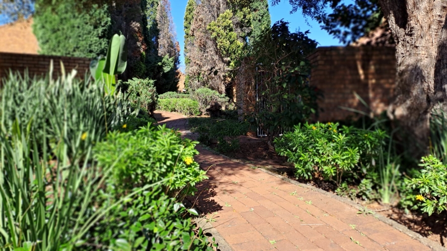 2 Bedroom Property for Sale in Die Hoewes Gauteng