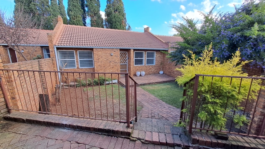 2 Bedroom Property for Sale in Die Hoewes Gauteng