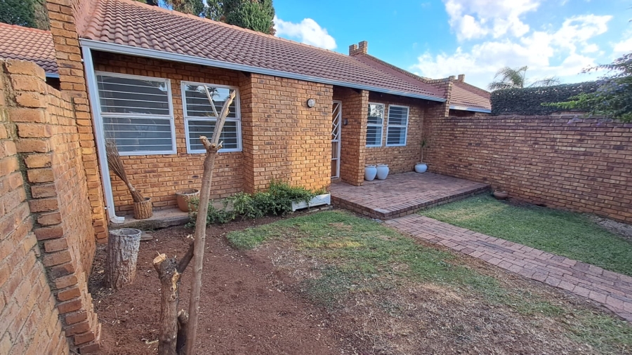 2 Bedroom Property for Sale in Die Hoewes Gauteng
