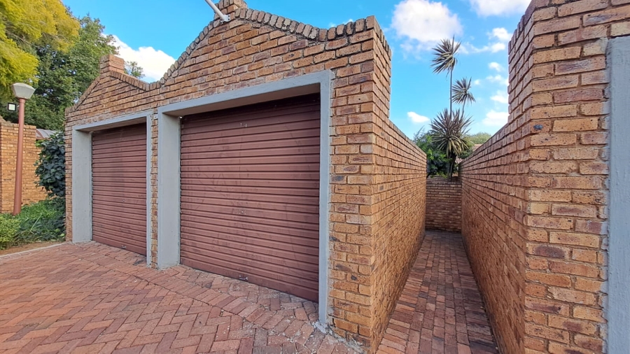 2 Bedroom Property for Sale in Die Hoewes Gauteng