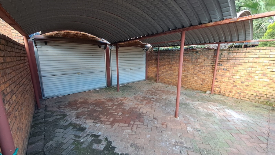 2 Bedroom Property for Sale in Die Hoewes Gauteng