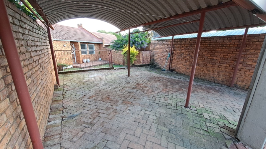 2 Bedroom Property for Sale in Die Hoewes Gauteng