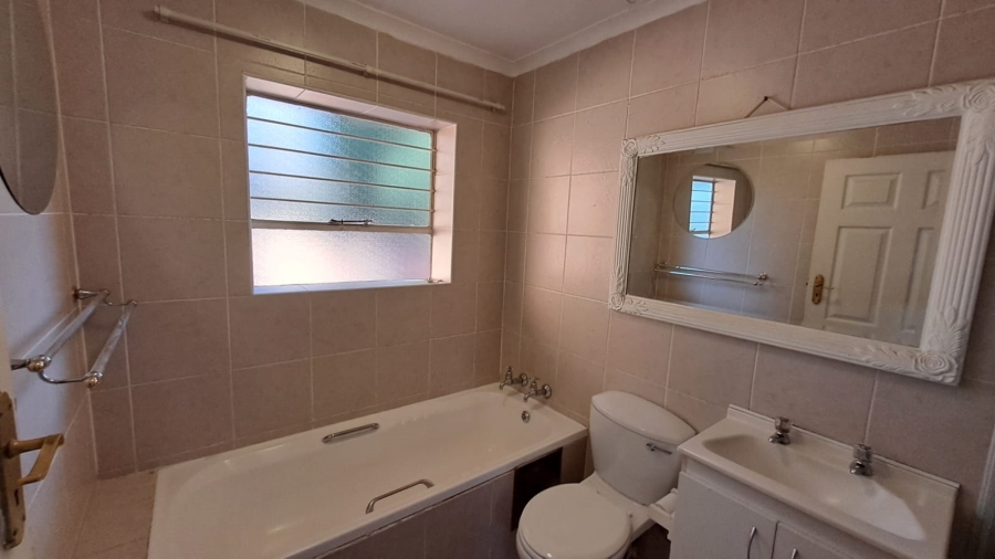 2 Bedroom Property for Sale in Die Hoewes Gauteng