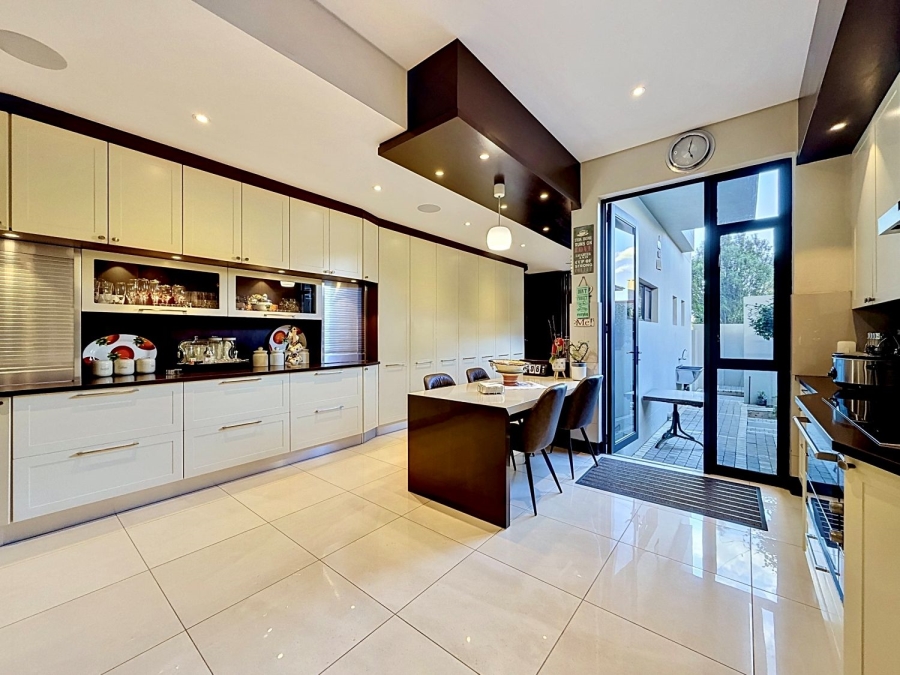 5 Bedroom Property for Sale in Lombardy Estate Gauteng