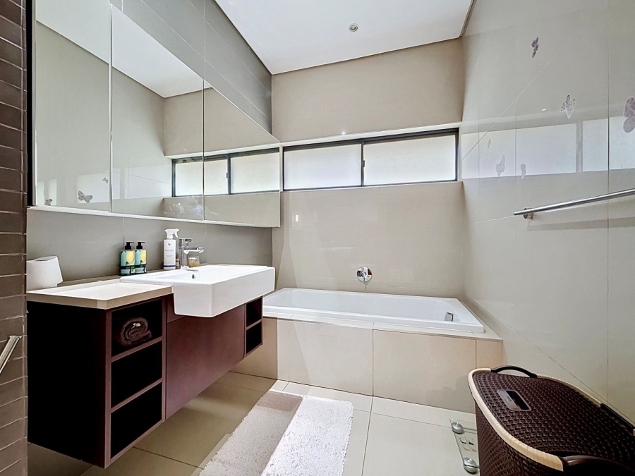 5 Bedroom Property for Sale in Lombardy Estate Gauteng