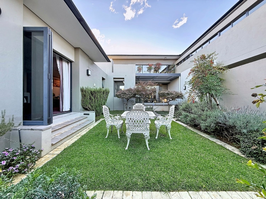 5 Bedroom Property for Sale in Lombardy Estate Gauteng