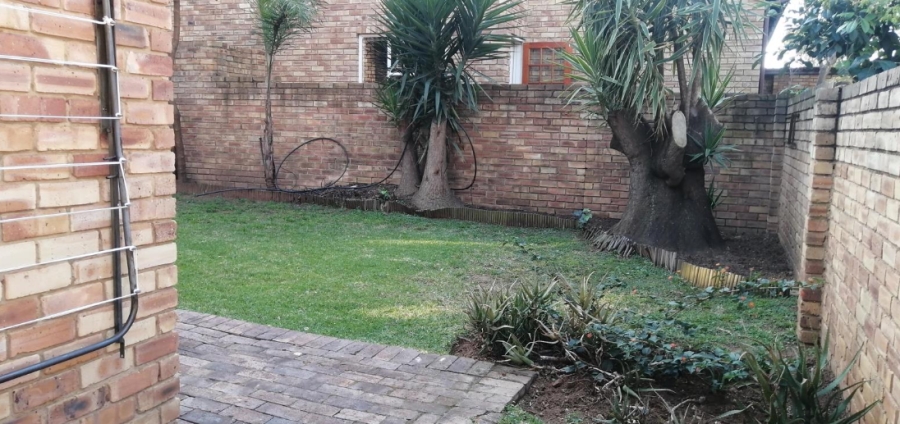 To Let 2 Bedroom Property for Rent in North Riding Gauteng