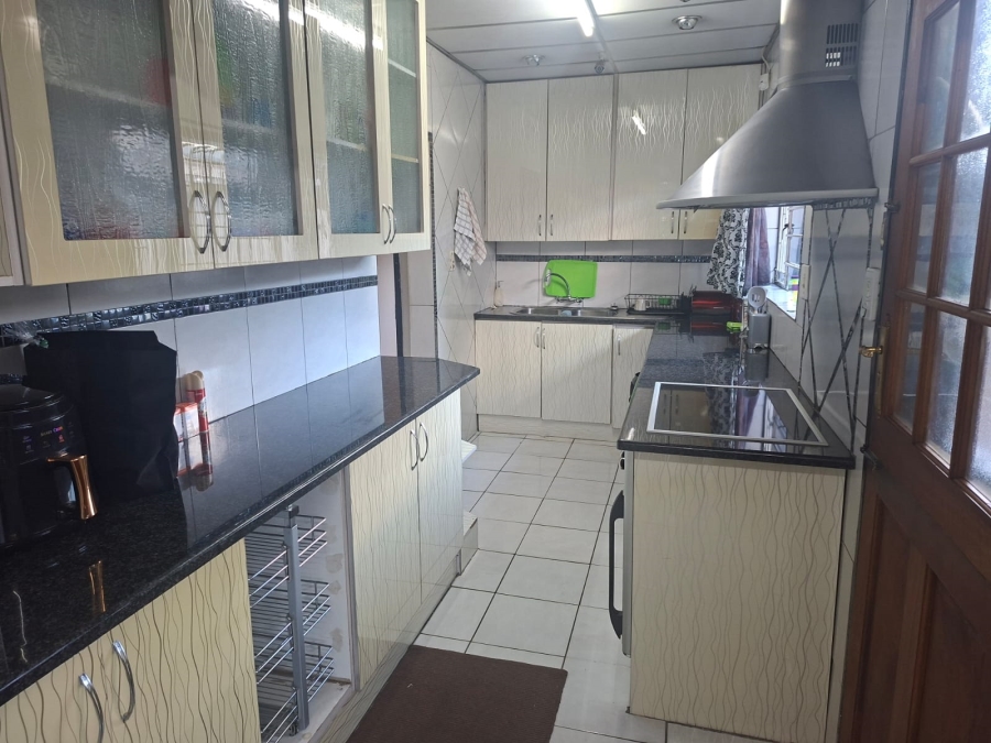 6 Bedroom Property for Sale in Silverton Gauteng
