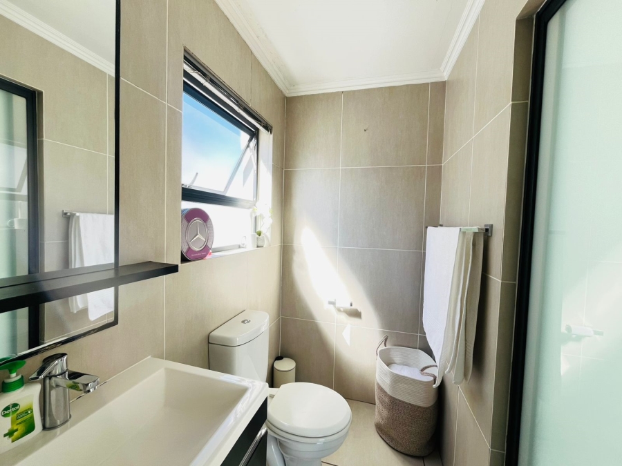 To Let 2 Bedroom Property for Rent in Greenstone Hill Gauteng
