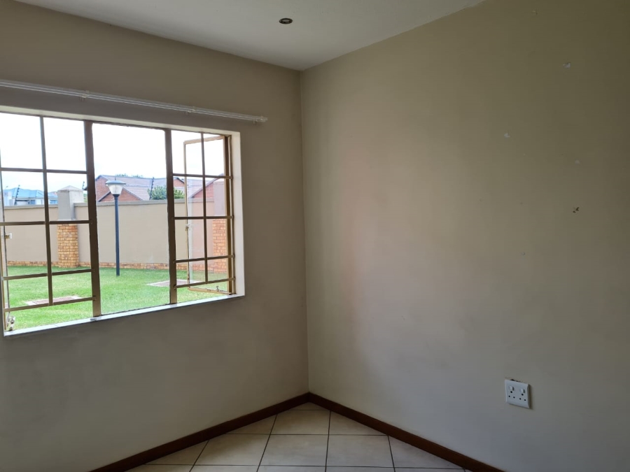 To Let 2 Bedroom Property for Rent in Monavoni Gauteng