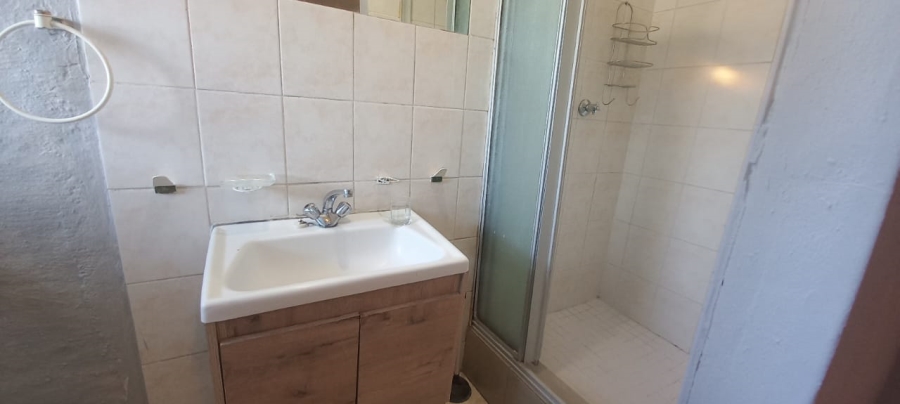 To Let 1 Bedroom Property for Rent in Blairgowrie Gauteng