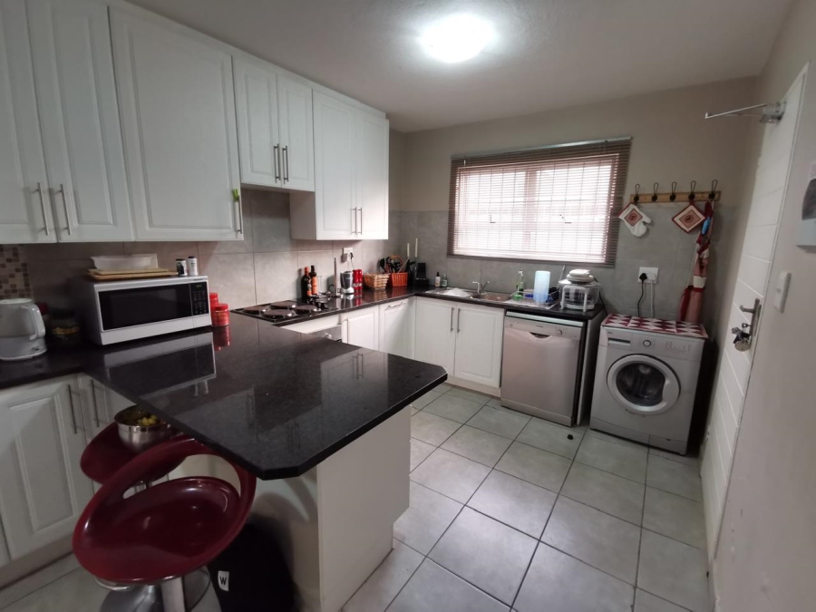 2 Bedroom Property for Sale in Die Hoewes Gauteng
