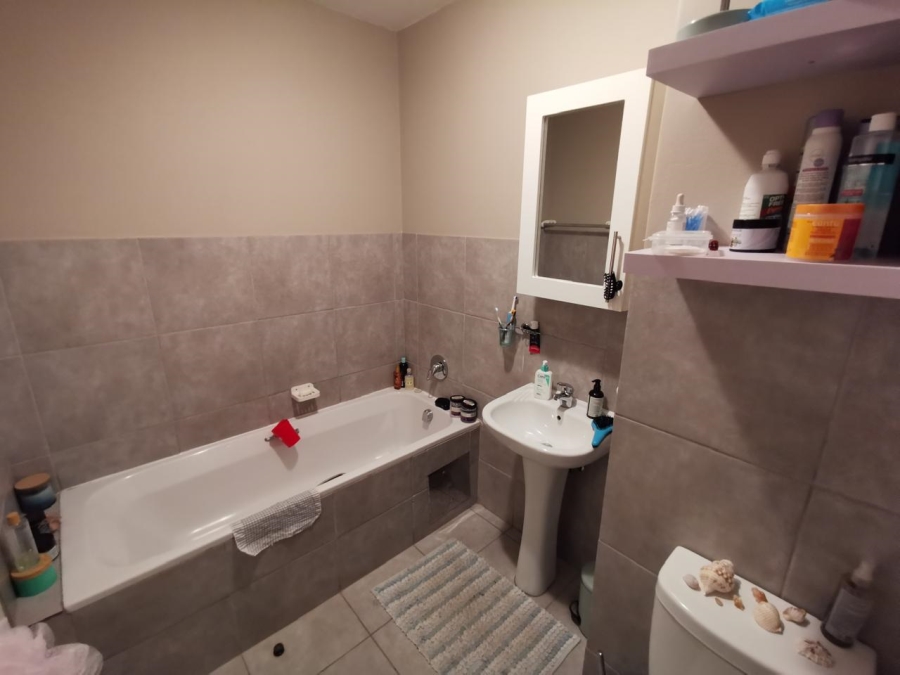 2 Bedroom Property for Sale in Die Hoewes Gauteng
