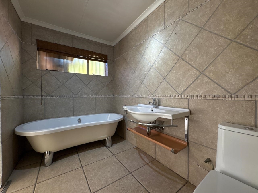 5 Bedroom Property for Sale in Selcourt Gauteng