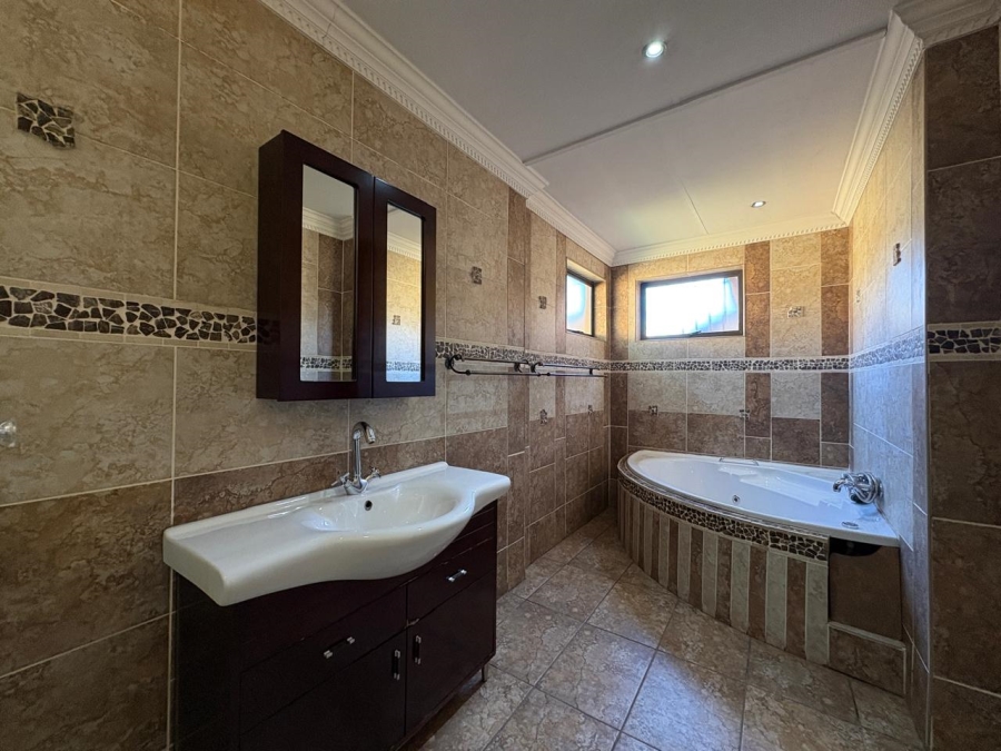 5 Bedroom Property for Sale in Selcourt Gauteng
